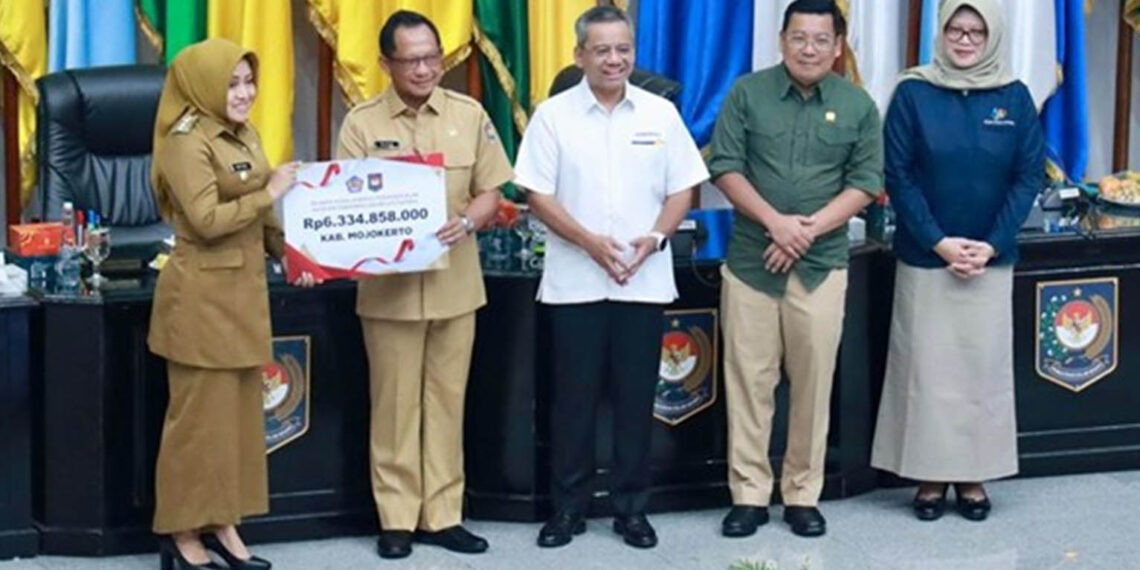 Penyerahan insentif fiskal dari Kemendagri dan Kementerian Keuangan kepada salah satu daerah. Foto : Dokumentasi Kemendagri.