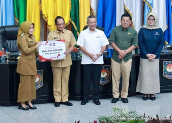 Penyerahan insentif fiskal dari Kemendagri dan Kementerian Keuangan kepada salah satu daerah. Foto : Dokumentasi Kemendagri.