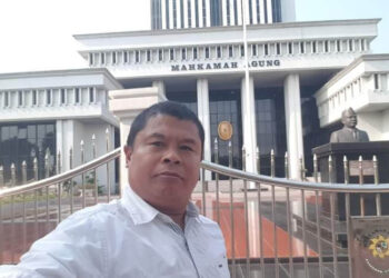 Romi Habie, S.H., M.H saat berada didepan Gedung Mahkamah Agung RI di Jakarta.