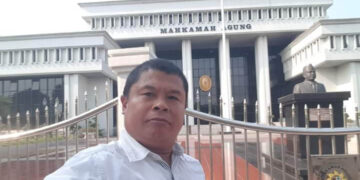 Romi Habie, S.H., M.H saat berada didepan Gedung Mahkamah Agung RI di Jakarta.