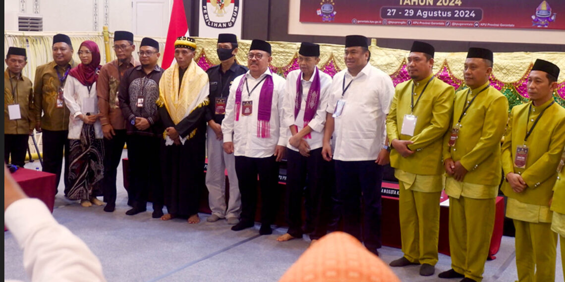 Bakal pasangan calon (Bapaslon) Gubernur dan Wakil Gubernur Gorontalo, Tonny Uloli dan Rustam Akili (TULUS), mendaftarkan diri ke Komisi Pemilihan Umum (KPU) Provinsi Gorontalo, pada Rabu (28/8/2024). Foto : Lukman/mimoza.tv.