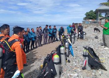 Dalam rangka memperingati Hari Hiu Paus Internasional, Anggota Dewan Pers Atmaji Sapto Anggoro, melepas 26 penyelam dalam aksi bersih-bersih sampah plastik di perairan Botubarani, Kabupaten Bone Bolango, Teluk Tomini, pada Sabtu (31/8/2024).