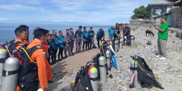 Dalam rangka memperingati Hari Hiu Paus Internasional, Anggota Dewan Pers Atmaji Sapto Anggoro, melepas 26 penyelam dalam aksi bersih-bersih sampah plastik di perairan Botubarani, Kabupaten Bone Bolango, Teluk Tomini, pada Sabtu (31/8/2024).