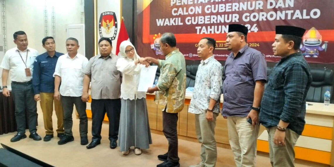 Ketua KPU Provinsi Gorontalo, Sophian Rahmola, menyerahkan surat penetapan Calon Gubernur dan Wakil Gubernur Gorontalo kepada perwakilan dari Bawaslu Provinsi Gorontalo. Foto : Lukman/mimoza.tv.