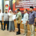 Ketua KPU Provinsi Gorontalo, Sophian Rahmola, menyerahkan surat penetapan Calon Gubernur dan Wakil Gubernur Gorontalo kepada perwakilan dari Bawaslu Provinsi Gorontalo. Foto : Lukman/mimoza.tv.