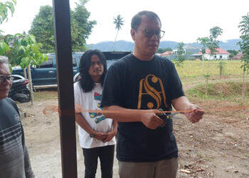 Anggota Dewan Pers sekaligus Ketua Komisi Penelitian, Pendataan dan Ratifikasi Pers Atmaji Sapto Anggoro meresmikan Wombohe Jurnalis yang juga berfungsi sebagai Sekretariat Asosiasi Media Siber Indonesia (AMSI) Gorontalo, Jumat 30 Agustus 2024.