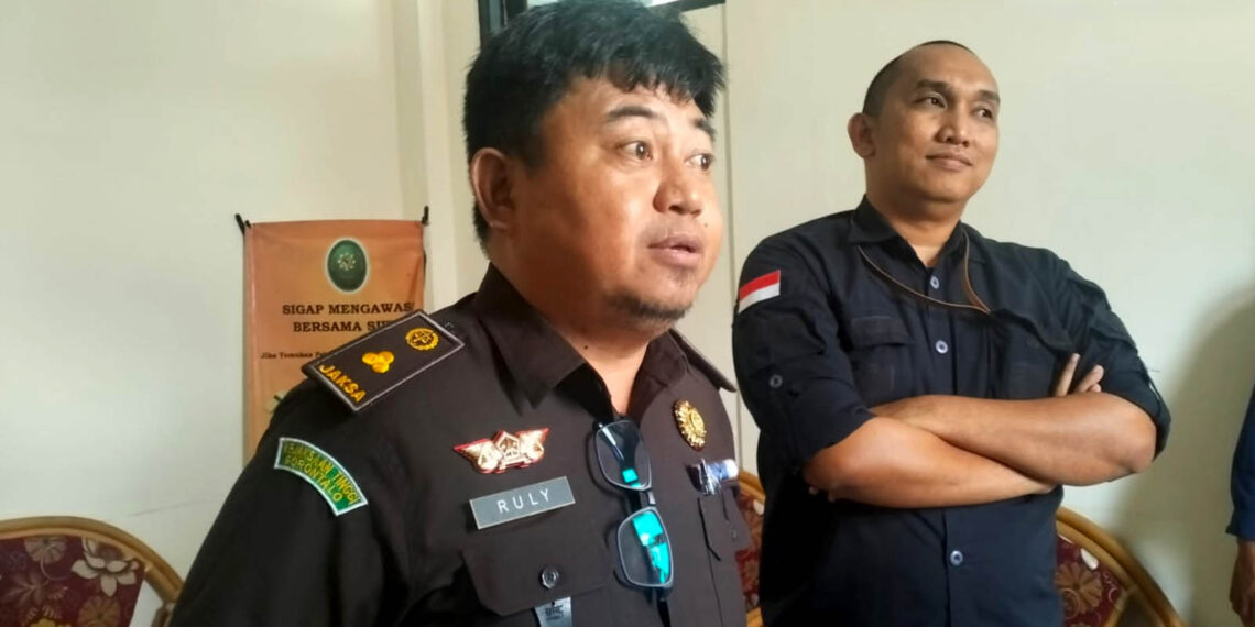 Kasi Pidsus, Ruly Lamusu, bersama Kasi Intelijen Kejari Kota Gorontalo, Ricardo.