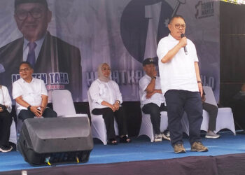 Kampanye dialogis perdana pasangan calon Gubernur Tonny Uloli dan calon Wakil Gubernur Marten Taha, digelar di Lapangan Komando, Kecamatan Kabila, Kabupaten Bone Bolango, Senin (20-9-2024). Foto : Lukman/mimoza.tv.