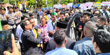 Anggota DPRD yang baru dilantik, Umar Karim (pegang mic) dan Ghalieb Lahidjun (dasi warna kuning), saat menerima massa aksi demo di depan Kantor DPRD Provinsi Gorontalo, Senin (9-9-2024). Foto : Lukman/mimoza.tv.