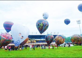 Puluhan balon udara raksasa menghias langit Bone Bolango, dalam ivent Festival Balon Gorontalo, yang digelar di GOR Harapan dan Prestasi, Sabtu (12-10-2024). Foto: Lukman/mimoza.tv.