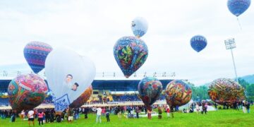 Puluhan balon udara raksasa menghias langit Bone Bolango, dalam ivent Festival Balon Gorontalo, yang digelar di GOR Harapan dan Prestasi, Sabtu (12-10-2024). Foto: Lukman/mimoza.tv.