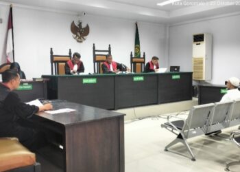 Sidang pembacaan dakwaan kasus gratifikasi jalan Pandjaitan, yang digelar di PN Tipikor dan Hubungan Industrial Gorontalo, Rabu (23-10-2024). Foto: Lukman/mimoza.tv.