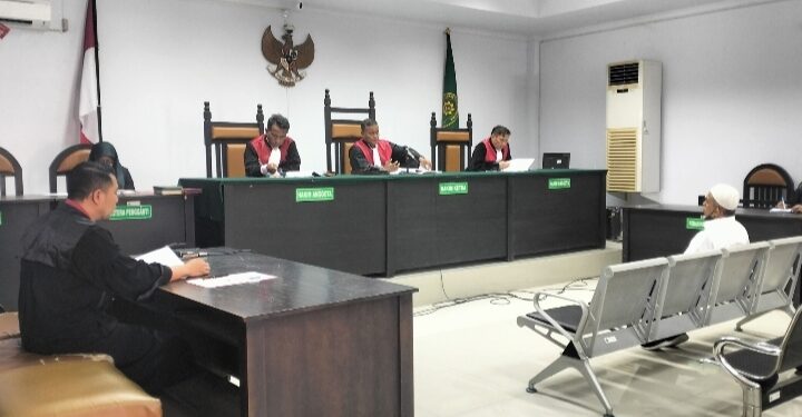 Sidang pembacaan dakwaan kasus gratifikasi jalan Pandjaitan, yang digelar di PN Tipikor dan Hubungan Industrial Gorontalo, Rabu (23-10-2024). Foto: Lukman/mimoza.tv.