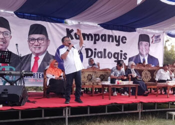 Pasangan calon Gubernur dan Wakil Gubernur Gorontalo, Tonny Uloli dan Marten Taha (TUMP), berkomitmen untuk memutus mata rantai kemiskinan di Provinsi Gorontalo melalui program-program unggulan di bidang kesehatan, pendidikan, dan perlindungan sosial. Komitmen ini disampaikan oleh Marten Taha dalam orasi kampanye dialogis di Kecamatan Tapa pada Minggu (20/10/2024).