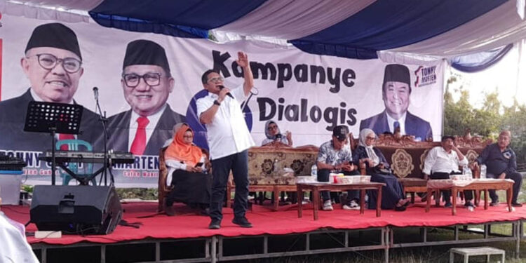 Pasangan calon Gubernur dan Wakil Gubernur Gorontalo, Tonny Uloli dan Marten Taha (TUMP), berkomitmen untuk memutus mata rantai kemiskinan di Provinsi Gorontalo melalui program-program unggulan di bidang kesehatan, pendidikan, dan perlindungan sosial. Komitmen ini disampaikan oleh Marten Taha dalam orasi kampanye dialogis di Kecamatan Tapa pada Minggu (20/10/2024).