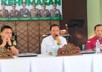 Kejati Gorontalo, I Dewa Gede Wirajana SH, MH,(tengah) didampingi Asisten Intelijen, Otto Sompotan dan asisten Pidana Khusus, Nursuryah, saat kegiatan Media Kehumasan, Rabu (23-10-2024). Foto : Lukman/mimoza.tv.