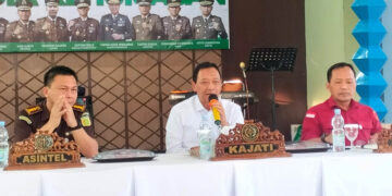 Kejati Gorontalo, I Dewa Gede Wirajana SH, MH,(tengah) didampingi Asisten Intelijen, Otto Sompotan dan asisten Pidana Khusus, Nursuryah, saat kegiatan Media Kehumasan, Rabu (23-10-2024). Foto : Lukman/mimoza.tv.