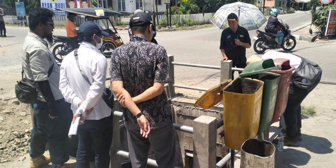 Tim Satuan Khusus yang dipimpin oleh Asisten Tindak Pidana Khusus (Aspidsus) Kejati Gorontalo, Nursurya SH, MH, bersama inspektorat dan BPKP, melakukan penyelidikan di lokasi proyek Kanal Banjir Tanggidaa, Kota Gorontalo, Kamis (24-10-2024). Foto : Lukman/mimoza.tv