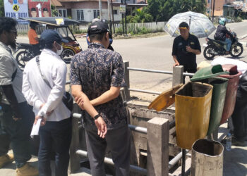 Tim Satuan Khusus yang dipimpin oleh Asisten Tindak Pidana Khusus (Aspidsus) Kejati Gorontalo, Nursurya SH, MH, bersama inspektorat dan BPKP, melakukan penyelidikan di lokasi proyek Kanal Banjir Tanggidaa, Kota Gorontalo, Kamis (24-10-2024). Foto : Lukman/mimoza.tv