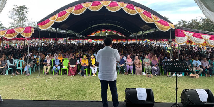 Calon Wakil Gubernur Gorontalo nomor urut 1, Marten Taha, saat orasi kampanye di Desa Dulupi, Kecamatan Dulupi, Kabupaten Boalemo, Senin, 21 Oktober 2024.
