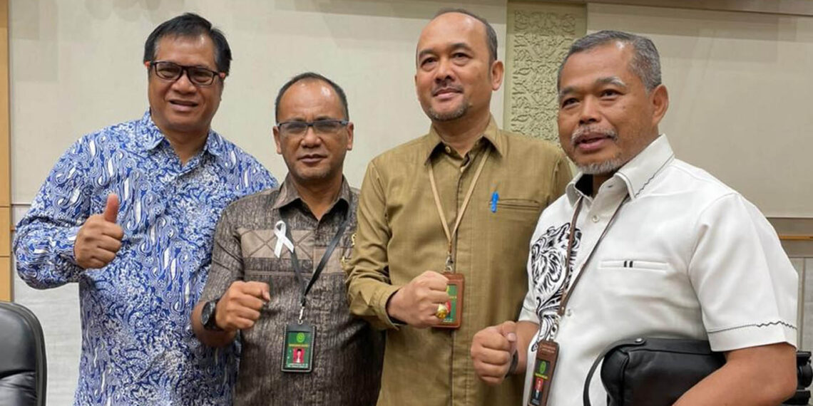 Ketua PN Gorontalo (kedua dari kiri gambar), bersama Kepala Biro Hukum dan Humas MA, Jubir PN Jakarta Selatan dan Hakim Yustisial MA.