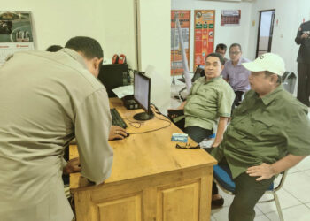 Adhan Dambea (topi putih) bersama kuasa hukum, saat mendatangi Polres Gorontalo Kota, Jumat (29/11/2024).