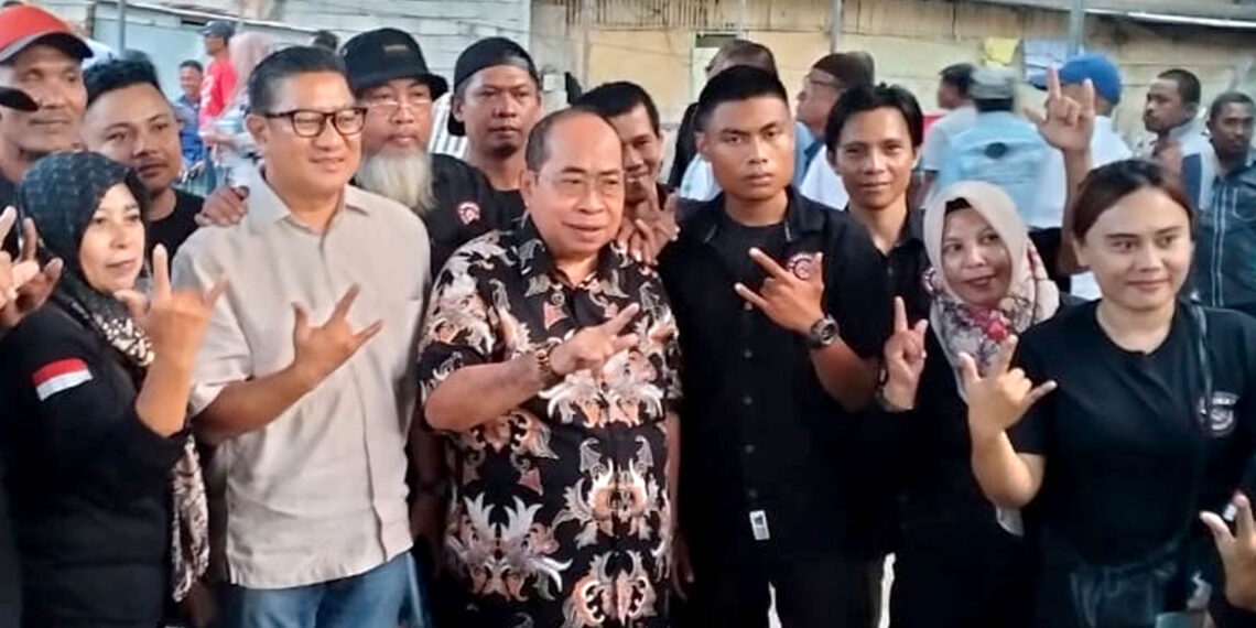 Pasangan Calon Wali Kota dan Wakil Wali Kota Nomor Urut 3, Adhan Dambea dan Indra Gobel, foto bersama pendukungnya. (Foto : Lukman/mimoza.tv).