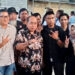 Pasangan Calon Wali Kota dan Wakil Wali Kota Nomor Urut 3, Adhan Dambea dan Indra Gobel, foto bersama pendukungnya. (Foto : Lukman/mimoza.tv).