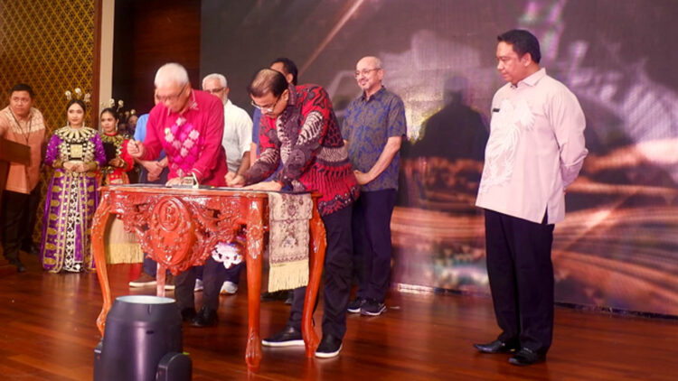 Penandatanganan Letter of Intent (LoI) antara Pemerintah Provinsi Gorontalo dengan para duta besar empat negara Liga Arab. Foto : Lukman/mimoza.tv.