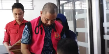 Mantan Bupati Bone Bolango, Hamim Pou, saat dilakukan penahanan oleh penyidik di Kejati Gorontalo.