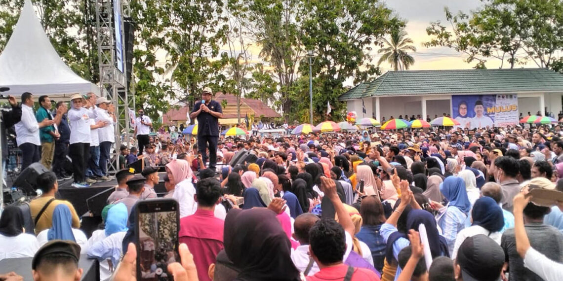 Kampanye Pesta Rakyat “Hebatkan Gorontalo,” yang digelar oleh pasangan calon Gubernur dan Wakil Gubernur Gorontalo, Tonny Uloli dan Marten Taha, di Lapangan Likada, Kecamatan Kabila, Bone Bolango, Sabtu (16-11-2024). Foto : Lukman/mimoza.tv.