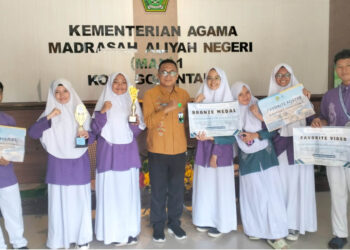 Kepala Sekolah MAN 1 Kota Gorontalo, Karjanto, foto bersama para siswa-siswi berprestasi.(Foto: Lukman/mimoza.tv).