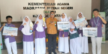 Kepala Sekolah MAN 1 Kota Gorontalo, Karjanto, foto bersama para siswa-siswi berprestasi.(Foto: Lukman/mimoza.tv).