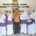 Kepala Sekolah MAN 1 Kota Gorontalo, Karjanto, foto bersama para siswa-siswi berprestasi.(Foto: Lukman/mimoza.tv).