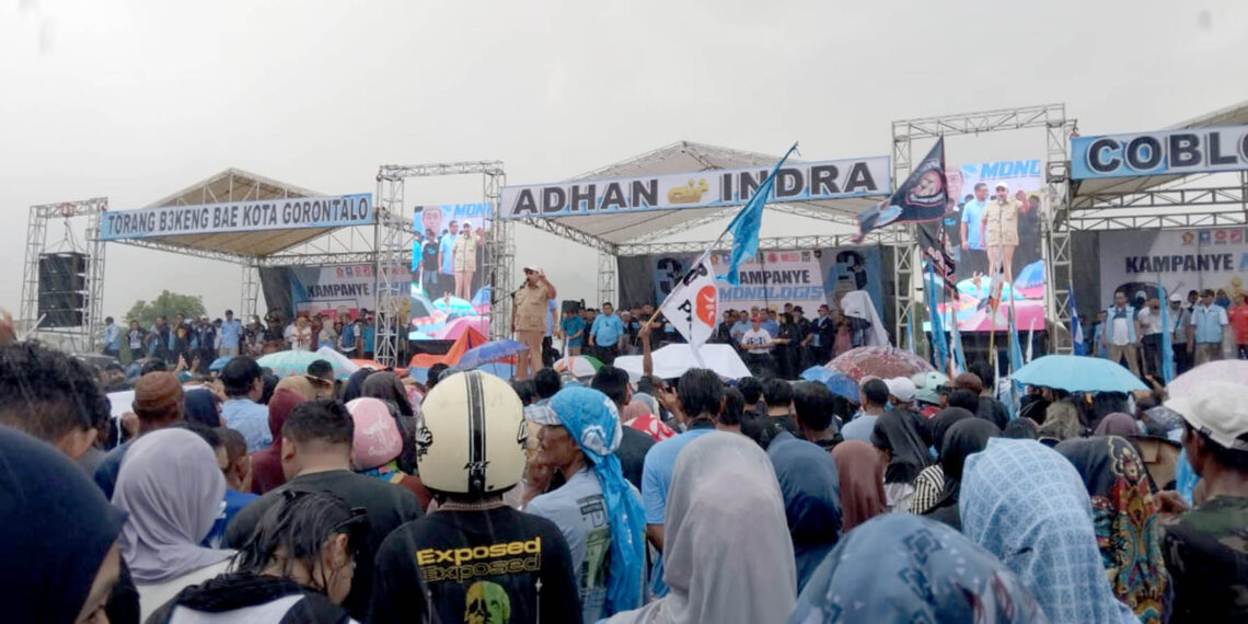 Pasangan calon Wali Kota dan Wakil Wali Kota Gorontalo, Adhan Dambea dan Indra Gobel (Paslon AIR), saat kampanye di Kelurahan Limba B, Kota Gorontalo, Kamis (21/11/2024).