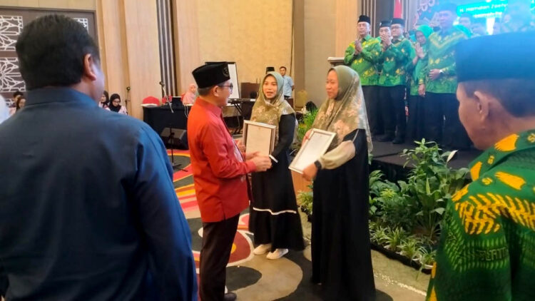 Presiden Laznah Tanfidziyah (LT) Syarikat Islam (SI), Dr. Hamdan Zoelva, menyerahkan sertifikat halal kepada dua pelaku UMKM di Gorontalo. (Foto : Lukman/mimoza.tv)