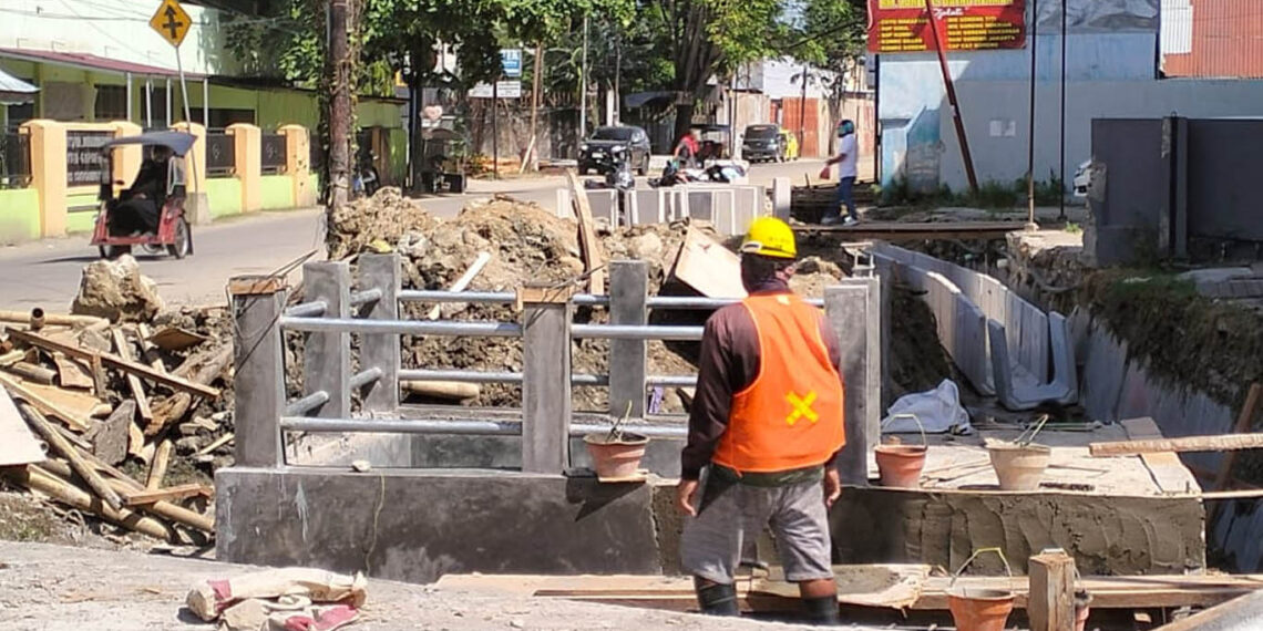 Pekerjaan lanjutan proyek Kanal Banjir Tanggidaa. (Foto : Lukman/mimoza.tv)