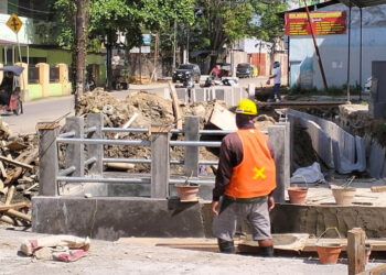 Pekerjaan lanjutan proyek Kanal Banjir Tanggidaa. (Foto : Lukman/mimoza.tv)