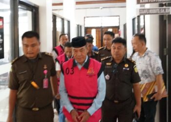 Para tersangka kasus dugaan korupsi proyek Kanal Banjir Tanggidaa, saat dilakukan penambahan oleh Kejaksaan Tinggi Gorontalo.