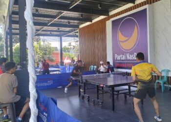 Pertandingan tenis meja, yang merupakan salah satu turnamen yang dipertandingkan dalam ivent Desember Riang Gembira bersama DPW Partai Nasdem Gorontalo.