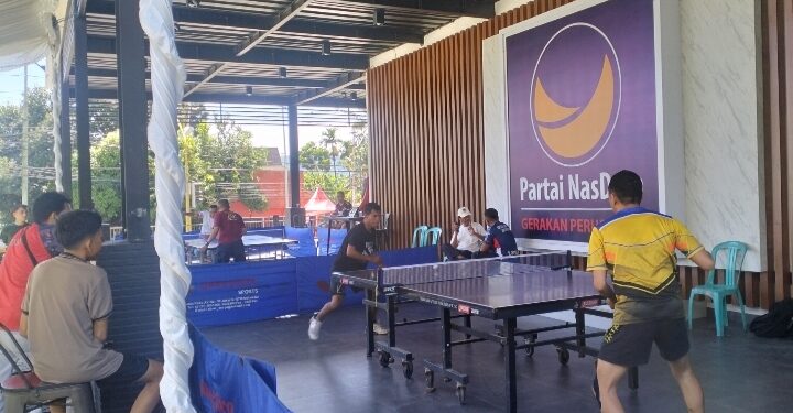 Pertandingan tenis meja, yang merupakan salah satu turnamen yang dipertandingkan dalam ivent Desember Riang Gembira bersama DPW Partai Nasdem Gorontalo.
