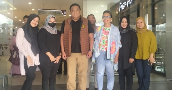 Foto bersama Rachmat Gobel, Christine Hakim, dan Rachmatiyah Deu.