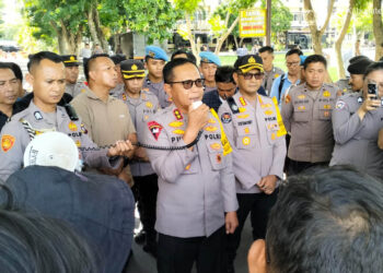 Kapolda Gorontalo, Pudji Prasetijanto Hadi, saat menerima aksi unjuk rasa damai puluhan jurnalis di Gorontalo, Selasa (24/12/2024). Foto: Lukman/mimoza.tv.