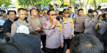 Kapolda Gorontalo, Pudji Prasetijanto Hadi, saat menerima aksi unjuk rasa damai puluhan jurnalis di Gorontalo, Selasa (24/12/2024). Foto: Lukman/mimoza.tv.