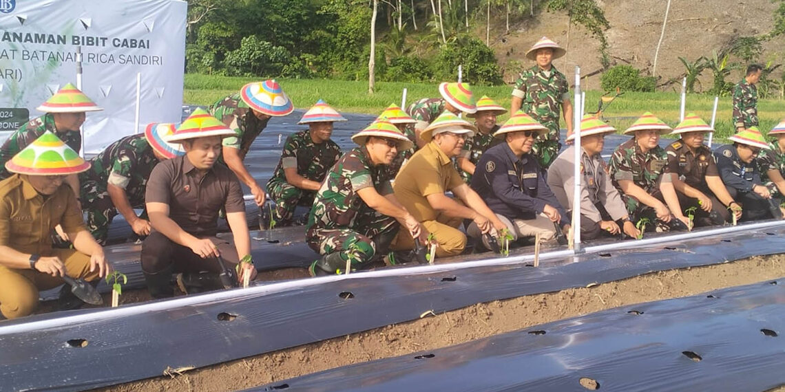 Kepala Kantor Perwakilan Bank Indonesia Gorontalo, Dian Nugraha (kacamata hitam) bersama Sekda Prov. Gorontalo, Sofyan Ibrahim, Komandan Korem 133/Nani Wartabone, Brigjen TNI Hari Pahlawantoro, bersama unsur Forkopimda, melakukan penanaman perdana di lahan milik Korem Nani Wartabone, Selasa (3/12/2024). Foto : Lukman/mimoza.tv.