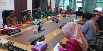 Rapat dengar pendapat antara Komisi I DPRD Provinsi Gorontalo dengan belasan Perangkat Desa di Kabupaten Gorontalo.Foto : Istimewa.