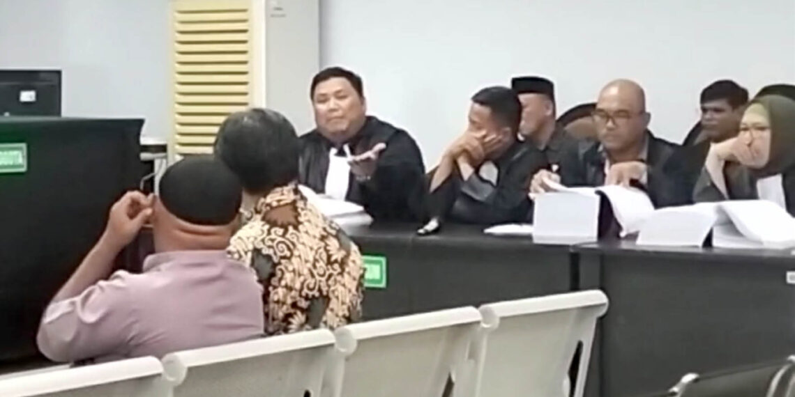 Tim pengacara dari Matris Lukum selaku terdakwa kasus proyek pengembangan Kawasan Cagar Budaya Benteng Otanaha, saat bertanya kepada para saksi, dalam sidang lanjutan di PN Tipikor dan Hubungan Industrial, Gorontalo, Kamis (19/12/2024). Foto : Lukman/mimoza.tv.