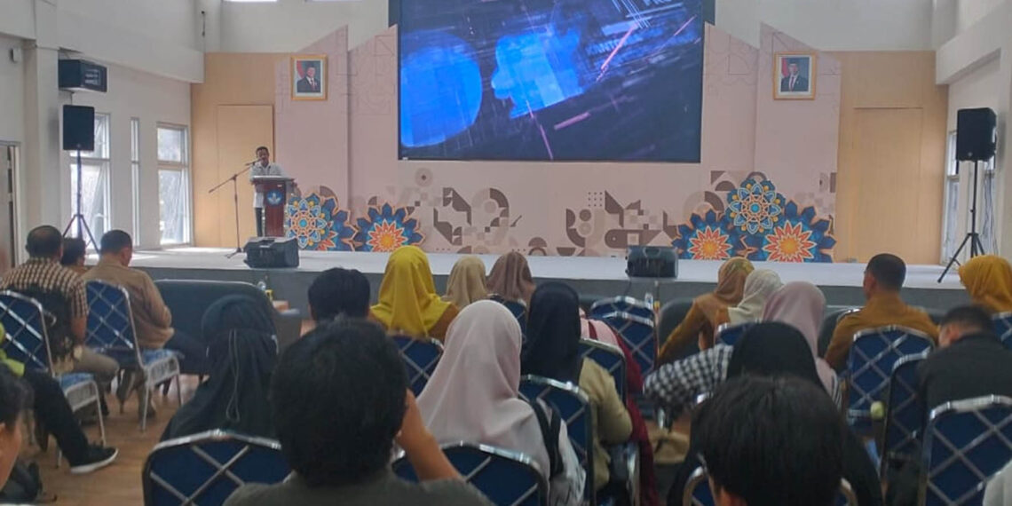 Kepala Kantor Balai Bahasa Provinsi Gorontalo, Ahmad Nawari, saat menyampaikan sambutan dalam kegiatan Taklimat Media yang digelar di Kantor Balai Bahasa Gorontalo, Senin (23/12/2024). Foto : Lukman.