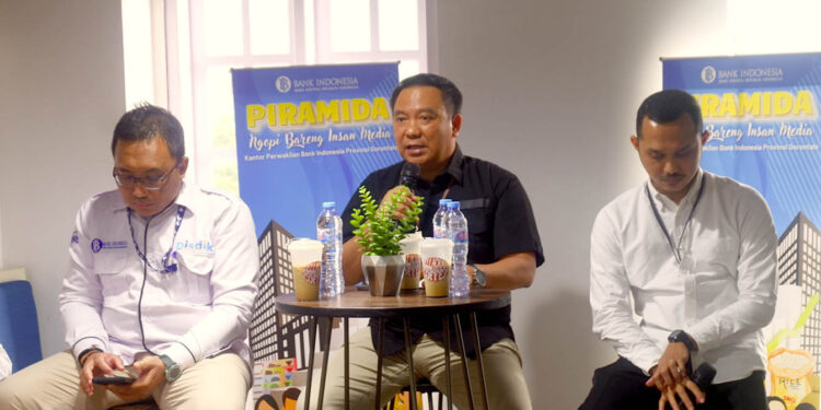 Kepala Kantor Perwakilan Bank Indonesia (KPwBI) Provinsi Gorontalo, Dian Nugraha (tengah) bersama Deputi KPwBI, Ciptoning Suryo Condro (kacamata), dan Muhammad Ikhroni, pada kegiatan PIRAMIDA. Foto : Lukman/mimoza.tv