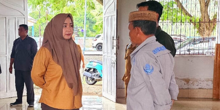 Ketua Fraksi Nasdem DPRD Bone Bolango, Rakhmatiyah Deu, saat melakukan kunjungan kerja, melihat dari dekat kondisi terkini SDN 1 Bone Raya, yang hanya menumpang di salah satu masjid.